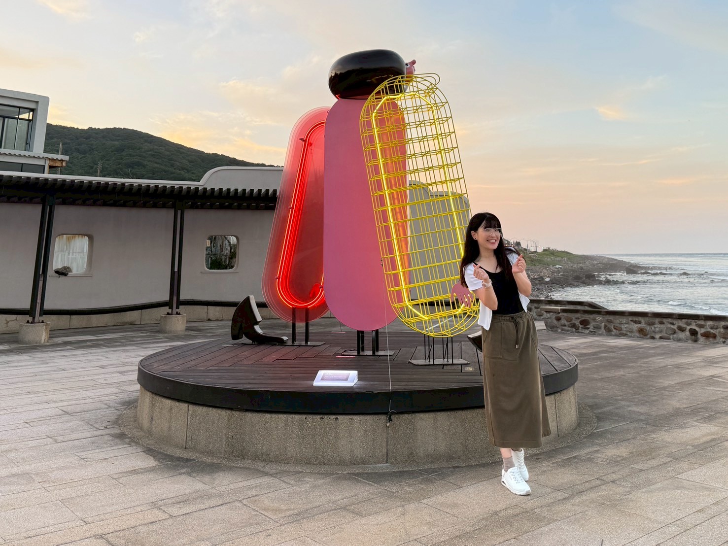 來自美國紐約當代藝術家Amber Vittoria立體裝置作品《潮身.曦步 Walks in Light》,其強烈色彩及抽象的擬人畫風,為中角灣增添迷人風情